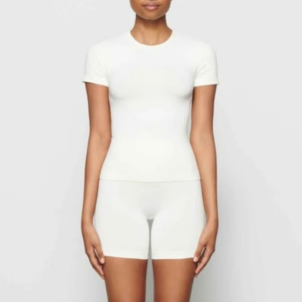 SKIMS BRAND NEW SOFT SMOOTHING SEAMLESS T-SHIRT MARBLE